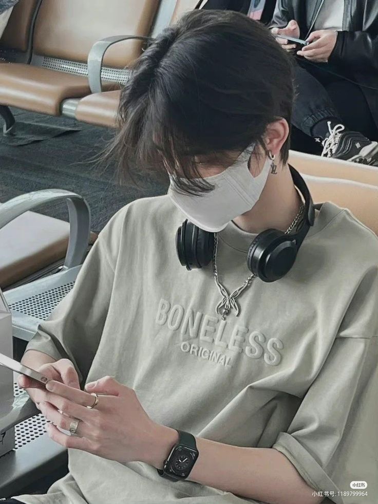 ảnh trai đẹp đeo khẩu trang trong cuộc sống h&agrave;ng ng&agrave;y