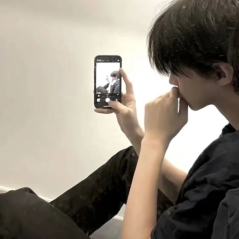 ảnh trai đẹp tạo dáng bên điện thoại