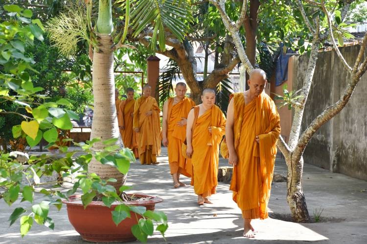 h&igrave;nh ảnh Đức Phật đi khất thực 0029
