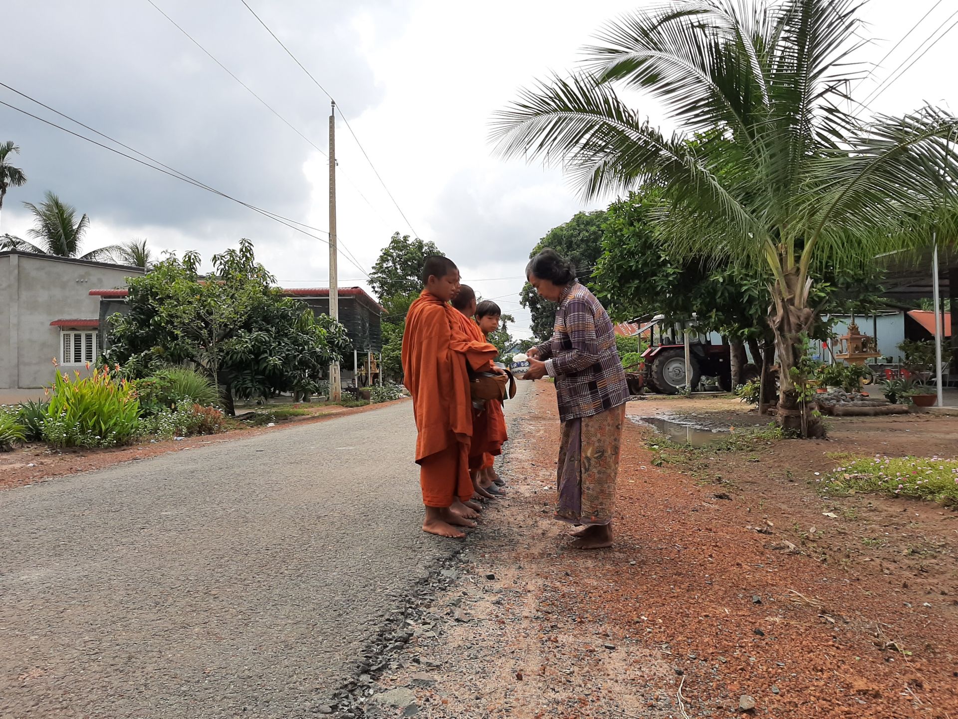 h&igrave;nh ảnh Đức Phật đi khất thực 0033