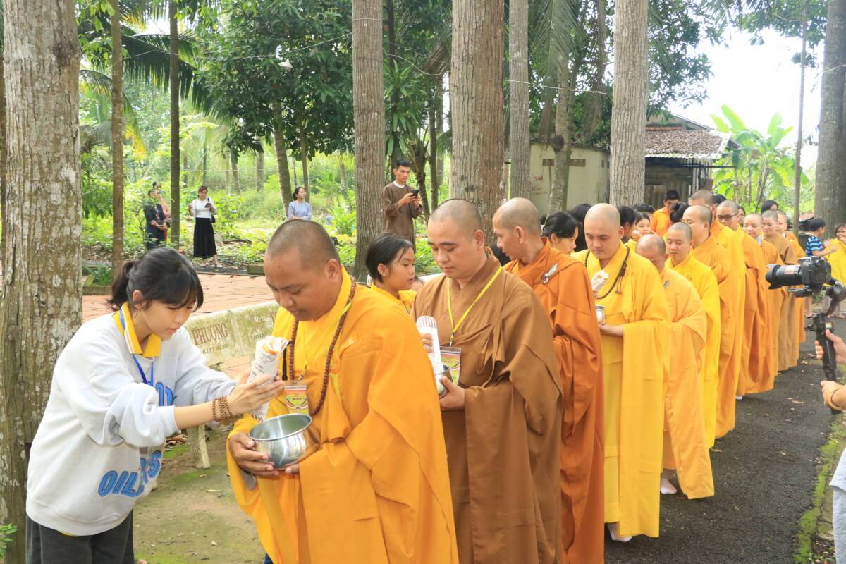 h&igrave;nh ảnh Đức Phật đi khất thực 0041