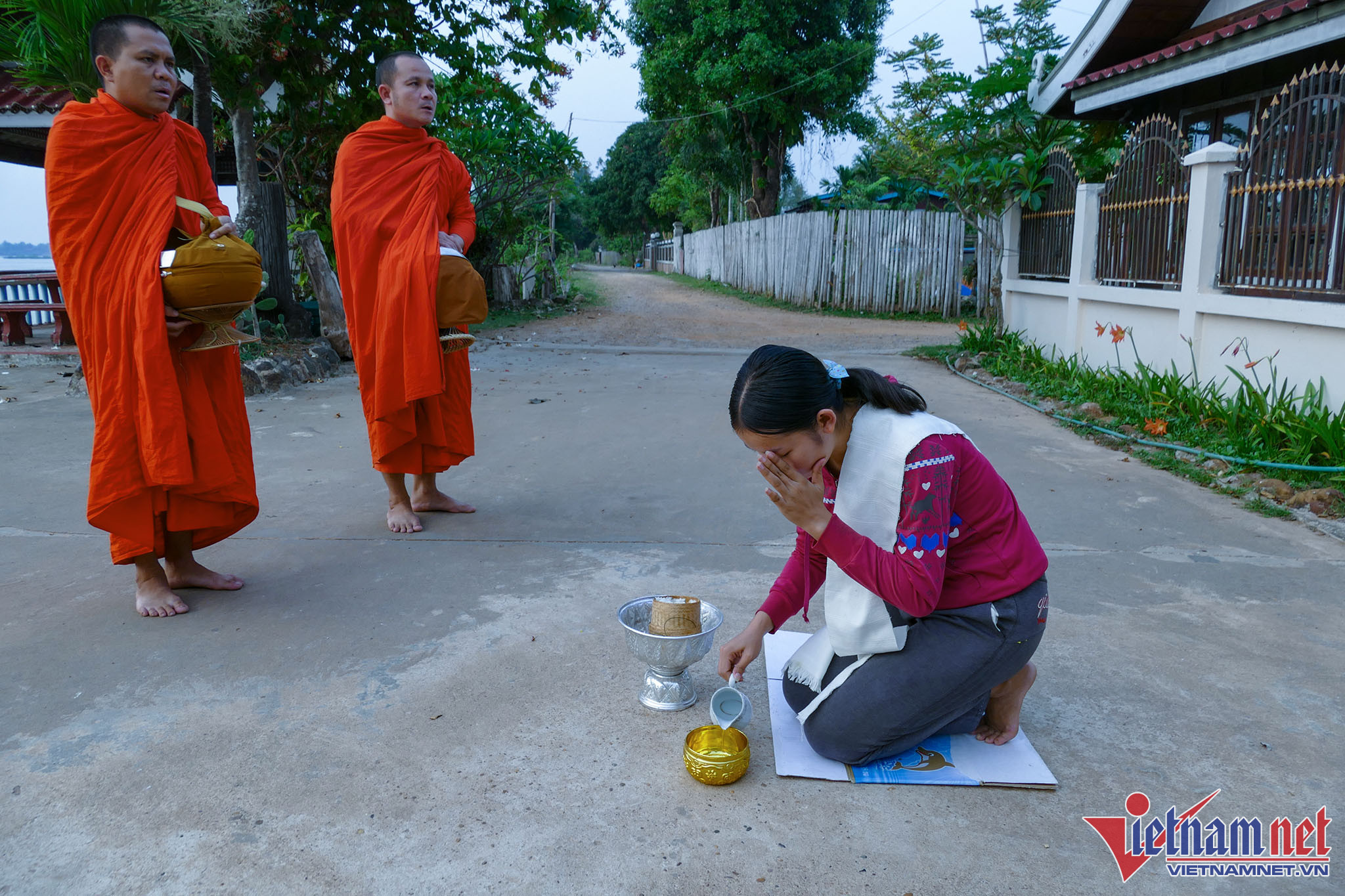 h&igrave;nh ảnh Đức Phật đi khất thực 0043