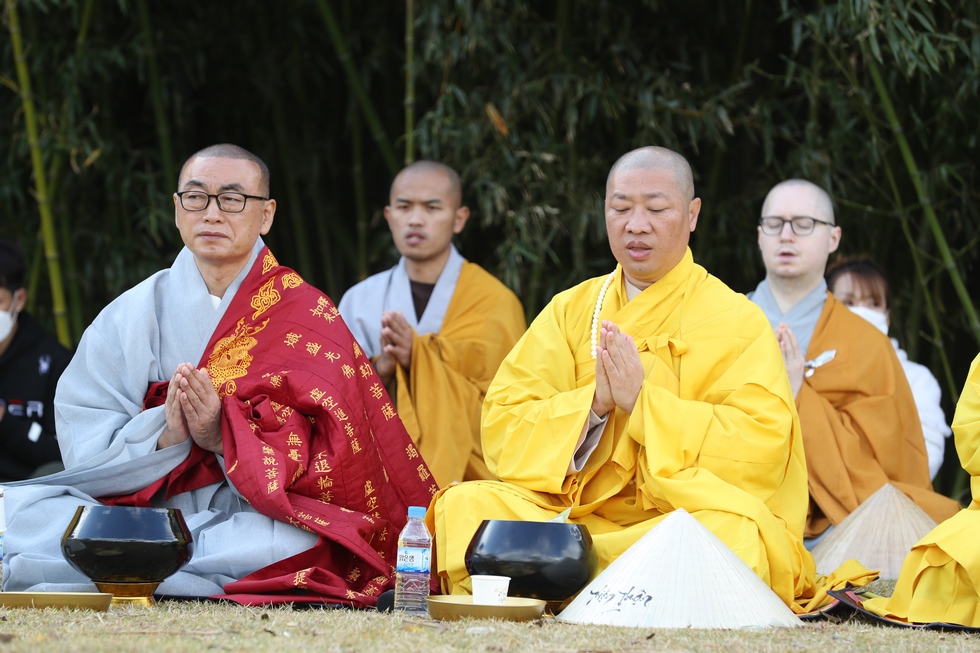 h&igrave;nh ảnh Đức Phật đi khất thực 0058