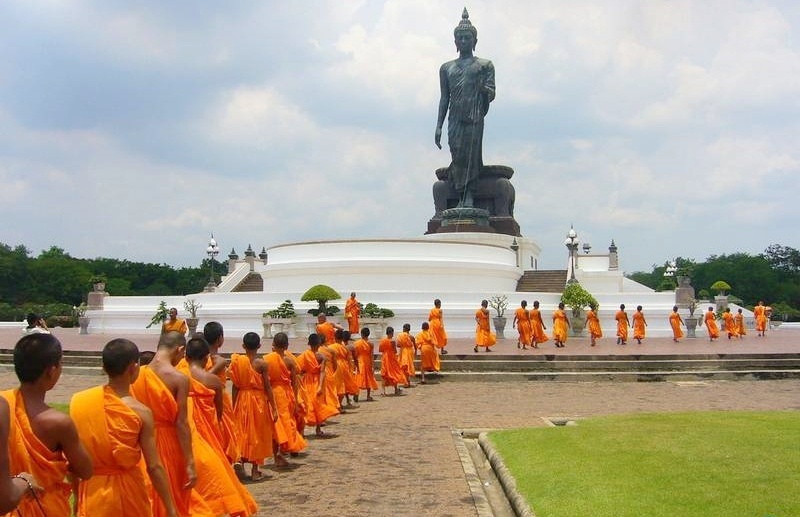 h&igrave;nh ảnh Đức Phật đi khất thực 0067