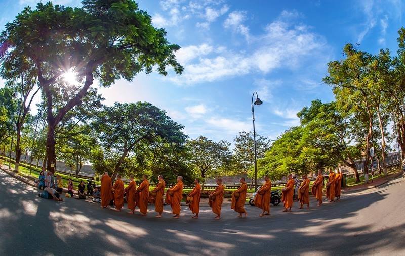 h&igrave;nh ảnh Đức Phật đi khất thực 0078