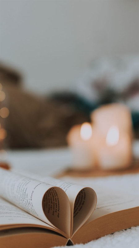 Kh&aacute;m ph&aacute; h&igrave;nh nền kệ s&aacute;ch c&oacute; thiết kế hiện đại v&agrave; c&aacute;c cuốn s&aacute;ch đa dạng, gi&uacute;p l&agrave;m nổi bật kh&ocirc;ng gian l&agrave;m việc của bạn