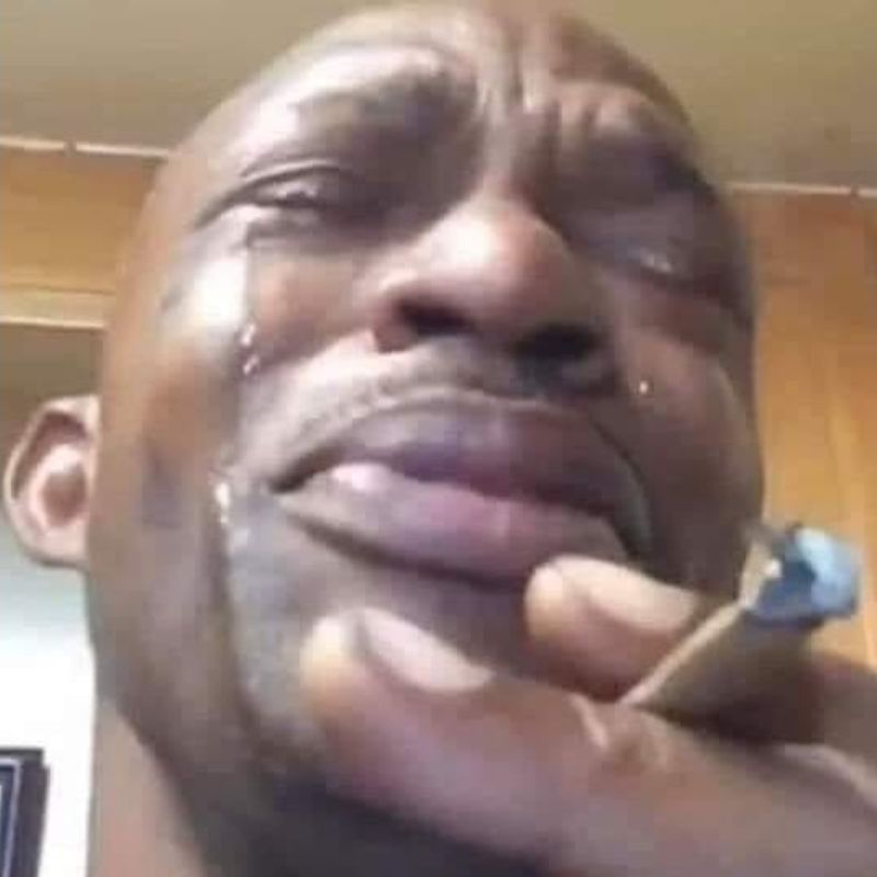 Meme vừa h&uacute;t thuốc vừa kh&oacute;c