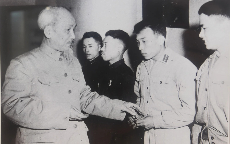 Ảnh B&aacute;c Hồ