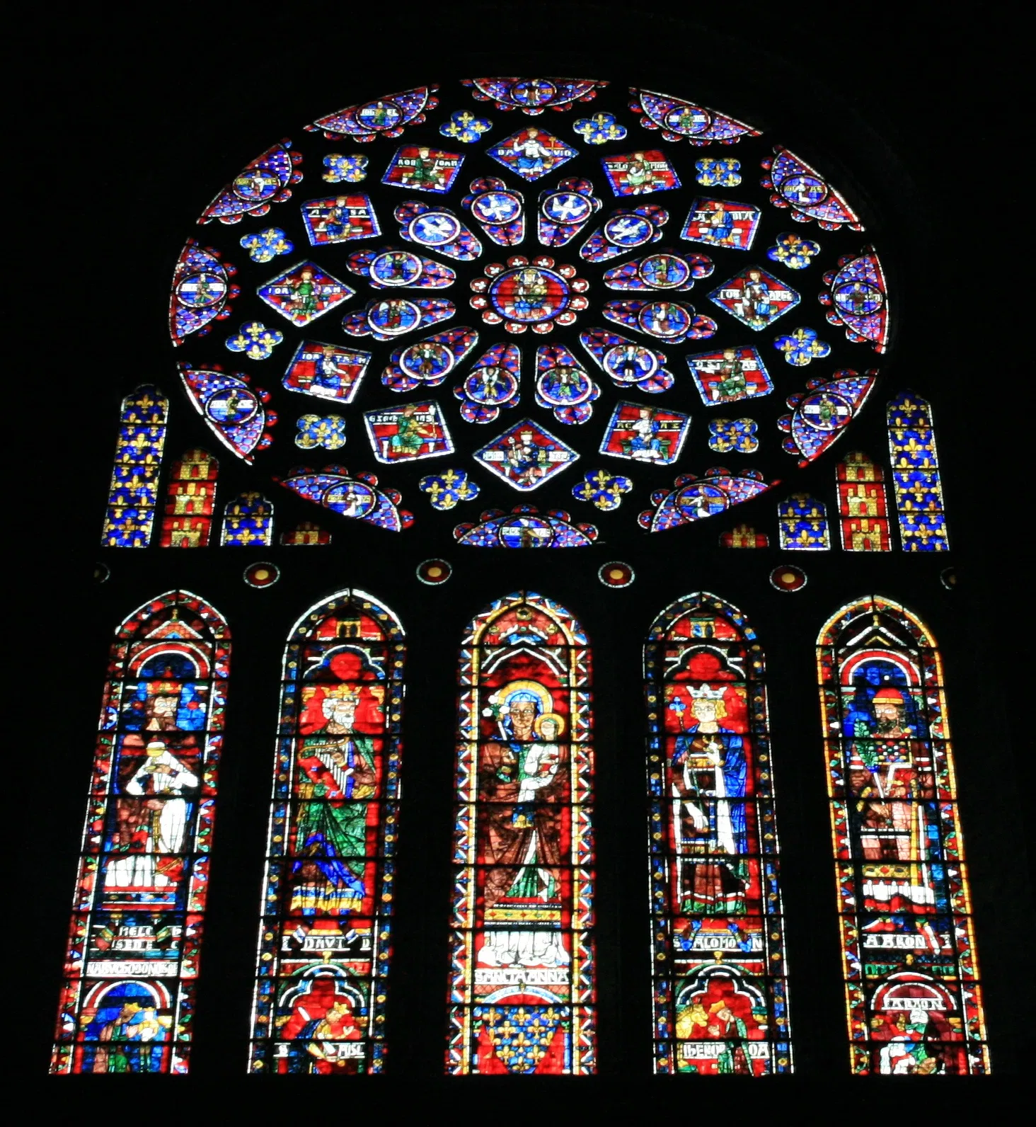 So sánh kiến trúc Romanesque với phong cách Gothic